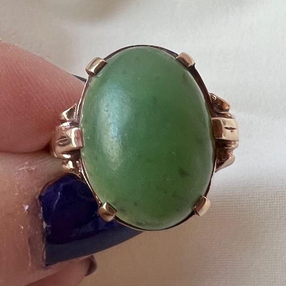 VINTAGE LARGE 10K YELLOW GOLD OVAL GREEN NEPHRITE JADE RING VERY PRETTY DESIGN